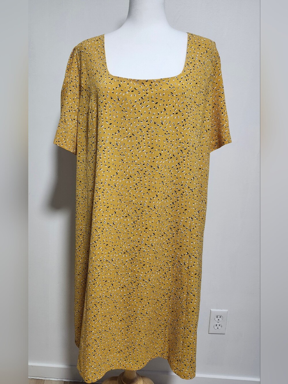Molly Bracken, Gabrielle Lined Short Sleeve Midi Dress. Gold With Black & White